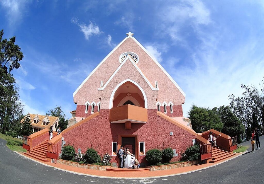 Nhà thờ hồng độc đáo Domain de Marie tại thành phố Đà Lạt
