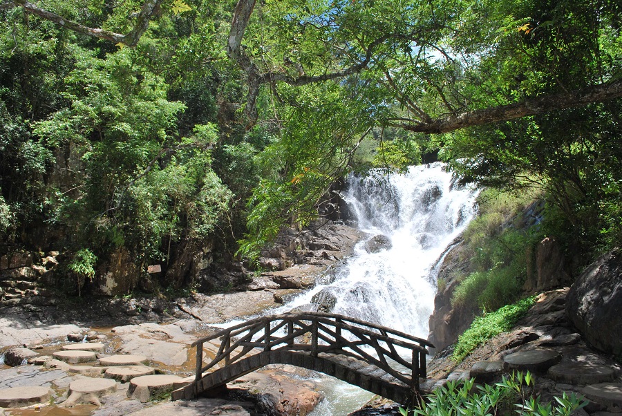 thác nước Đatanla thiên nhiên sống động rực rỡ tại thành phố Đà Lạt