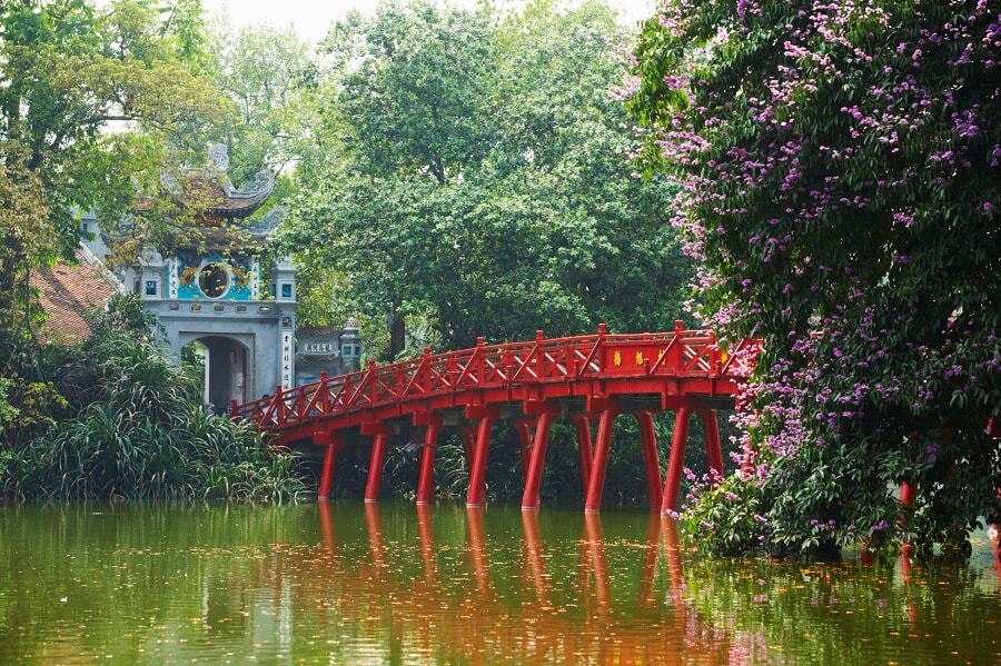 Ngôi đền Ngọc Sơn nằm giữa hồ và cách nhau bởi một cây cầu rất đặc sắc